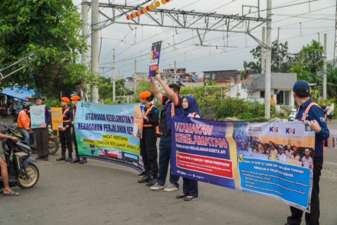 
 KAI Daop 1 Jakarta dan KAI Properti hingga Railfans Lakukan Edukasi Keselamatan di Perlintasan