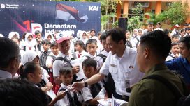 Direktur Utama KAI, Bobby Rasyidin memberikan bantuan paket sekolah di wilayah Jateng