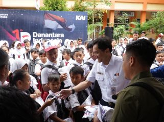 Direktur Utama KAI, Bobby Rasyidin memberikan bantuan paket sekolah di wilayah Jateng