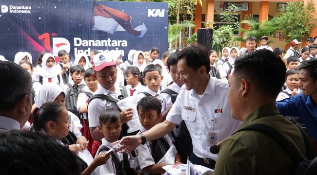 Direktur Utama KAI, Bobby Rasyidin memberikan bantuan paket sekolah di wilayah Jateng