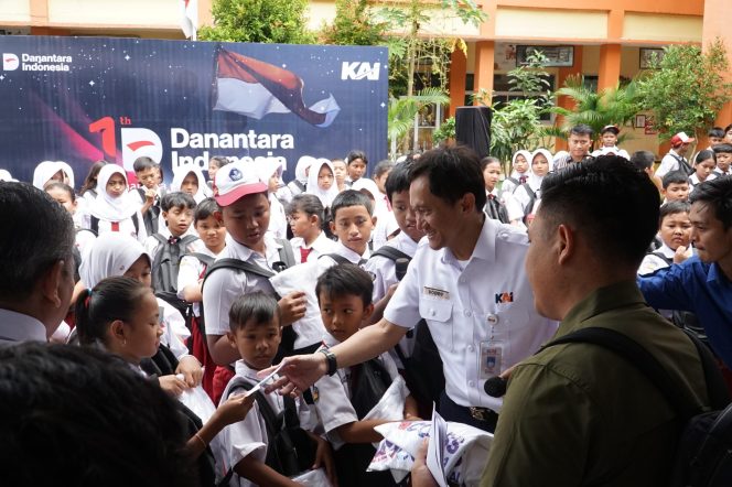 
 Direktur Utama KAI, Bobby Rasyidin memberikan bantuan paket sekolah di wilayah Jateng