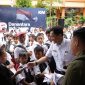 Direktur Utama KAI, Bobby Rasyidin memberikan bantuan paket sekolah di wilayah Jateng