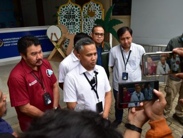 Yandri Trisaputra, Executive General Manager Pelindo Regional 2 Tanjung Priok bersama awak media 