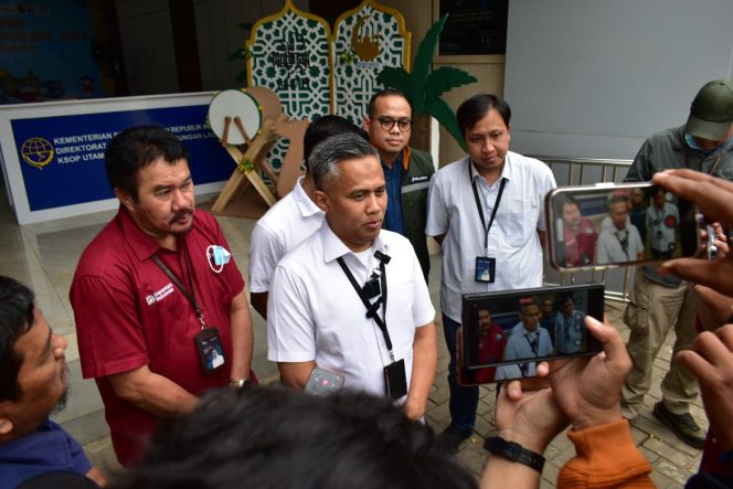 
 Yandri Trisaputra, Executive General Manager Pelindo Regional 2 Tanjung Priok bersama awak media 