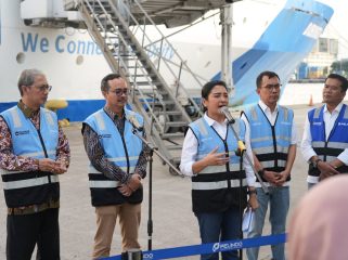 Keterangan foto dari kiri ke kanan :
1. Direktur Kepelabuhanan Direktorat Jenderal Perhubungan Laut Kemenhub - Dr. Muhammad Anto Julianto, S.E., M.Si.
2. ⁠Deputi Bidang Sumber Daya Manusia dan Keberlanjutan BP BUMN - Wahyu Setyawan
3. ⁠Direktur Utama PT PELNI (Persero) Tri Andayani
4. ⁠Direktur Armada dan Teknik PT PELNI (Persero) - Robert MP Sinaga
5. ⁠Kepala Cabang PELNI Jakarta - Antonius Lumban Gaol