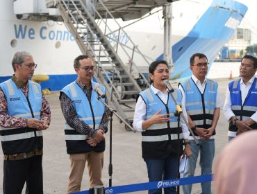 Keterangan foto dari kiri ke kanan :
1. Direktur Kepelabuhanan Direktorat Jenderal Perhubungan Laut Kemenhub - Dr. Muhammad Anto Julianto, S.E., M.Si.
2. ⁠Deputi Bidang Sumber Daya Manusia dan Keberlanjutan BP BUMN - Wahyu Setyawan
3. ⁠Direktur Utama PT PELNI (Persero) Tri Andayani
4. ⁠Direktur Armada dan Teknik PT PELNI (Persero) - Robert MP Sinaga
5. ⁠Kepala Cabang PELNI Jakarta - Antonius Lumban Gaol
