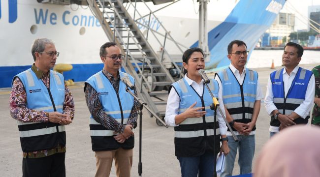 Keterangan foto dari kiri ke kanan :
1. Direktur Kepelabuhanan Direktorat Jenderal Perhubungan Laut Kemenhub - Dr. Muhammad Anto Julianto, S.E., M.Si.
2. ⁠Deputi Bidang Sumber Daya Manusia dan Keberlanjutan BP BUMN - Wahyu Setyawan
3. ⁠Direktur Utama PT PELNI (Persero) Tri Andayani
4. ⁠Direktur Armada dan Teknik PT PELNI (Persero) - Robert MP Sinaga
5. ⁠Kepala Cabang PELNI Jakarta - Antonius Lumban Gaol