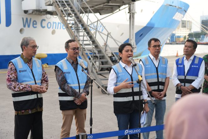 
 Keterangan foto dari kiri ke kanan :
1. Direktur Kepelabuhanan Direktorat Jenderal Perhubungan Laut Kemenhub - Dr. Muhammad Anto Julianto, S.E., M.Si.
2. ⁠Deputi Bidang Sumber Daya Manusia dan Keberlanjutan BP BUMN - Wahyu Setyawan
3. ⁠Direktur Utama PT PELNI (Persero) Tri Andayani
4. ⁠Direktur Armada dan Teknik PT PELNI (Persero) - Robert MP Sinaga
5. ⁠Kepala Cabang PELNI Jakarta - Antonius Lumban Gaol