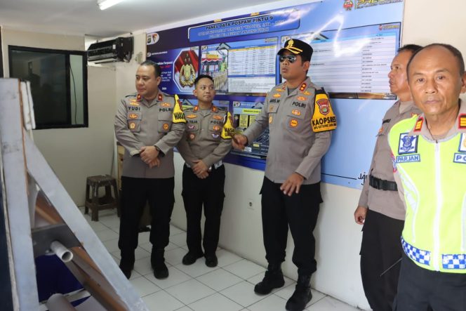 
 Kapolres Priok Cek Pos Pam, Pos Terpadu dan Pos Yan, Pastikan Mudik Aman Keluarga Bahagia