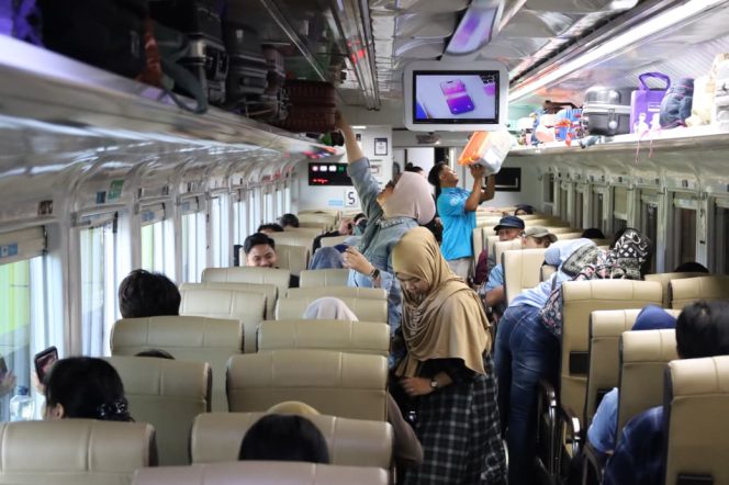 
 Memasuki H-7 Lebaran, Volume Penumpang Kereta Api di Daop 1 Jakarta Terus Meningkat