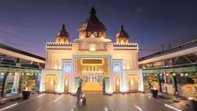 
 KAI Dekorasi Kereta Api hingga Stasiun dengan Nuansa Lebaran, Perjalanan Lebih Berkesan