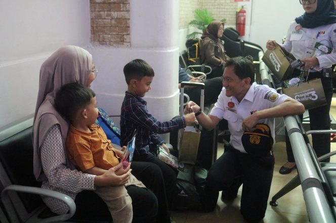 
 Direktur Utama KAI Tinjau Layanan Pelanggan di Cirebon pada Posko Angkutan Lebaran 2026