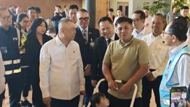 Menhub Dudy sapa penumpang di Bandara Soetta didampingi jajaran Injourney dan InJourney Airports