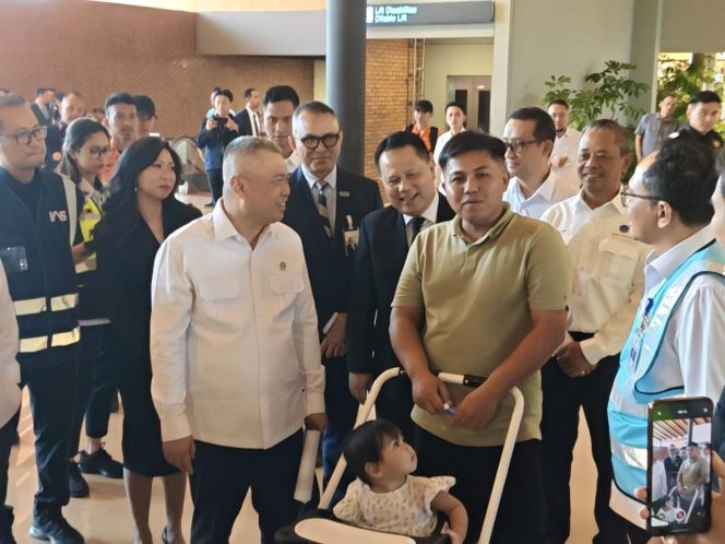 
 Menhub Dudy sapa penumpang di Bandara Soetta didampingi jajaran Injourney dan InJourney Airports