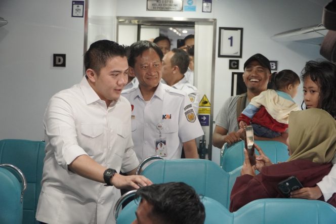 
 Seskab Teddy Tinjau Arus Mudik di Stasiun Pasar Senen, Cek Layanan Kereta Ekonomi Kerakyatan