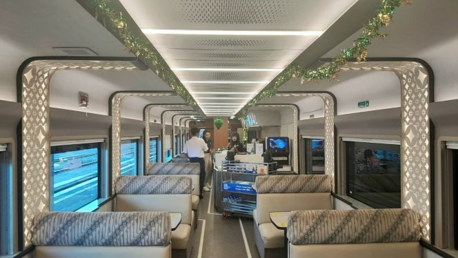 
 Meriahkan Masa Angkutan Lebaran, KAI Services Percantik Kereta Makan dengan Tematik Idul Fitri