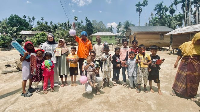 
 Mahasiswi Salurkan THR dan Mainan Lebaran untuk Anak Penyintas Banjir Bandang di Aceh