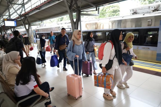 
 Antisipasi Kepadatan di Monas, Sejumlah KA dari Gambir Berhenti di Jatinegara