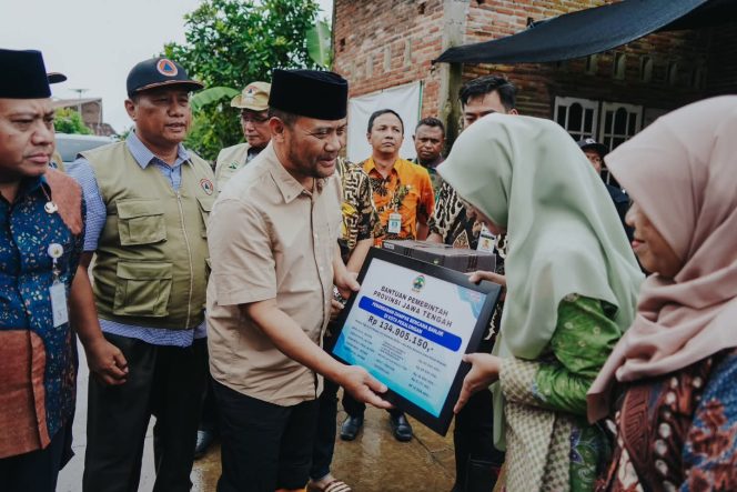 
 Gubernur Jateng Ahmad Luthfi Tinjau Tanggul Jebol di Pabean, Pastikan Pemerintah ‘Hadir’ di Masyarakat