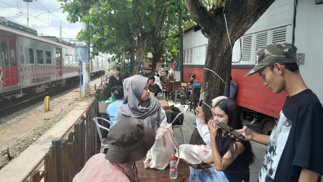 
 Loko Café Malioboro Hadirkan Spot Baru Berlatar Rel, Tawarkan Sensasi Nongkrong Sambil Melihat Kereta Melintas