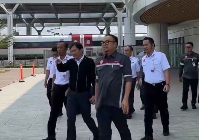 
 Dirut KAI Tinjau Arus Balik Kereta Whoosh, Penumpang Jakarta–Bandung Tetap Tinggi