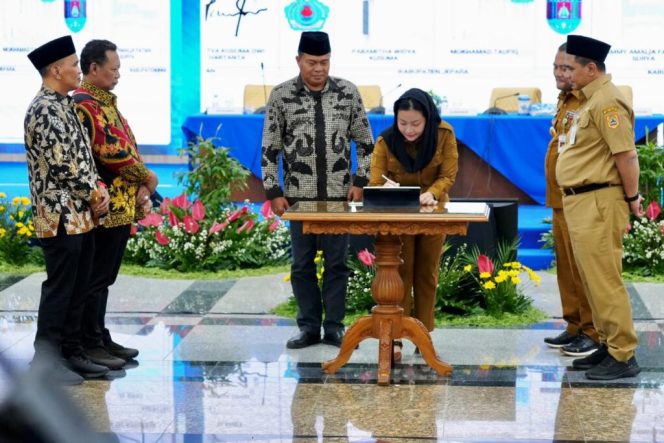 
 Kali ini, Dihadapan KPK Para Pejabat Jateng Tanda Tangan Pakta Integritas Tidak Korupsi