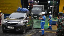 Kendaraan pemudik turun dari kapal penyeberangan (dok/asdp)