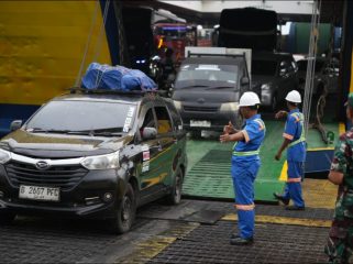 Kendaraan pemudik turun dari kapal penyeberangan (dok/asdp)