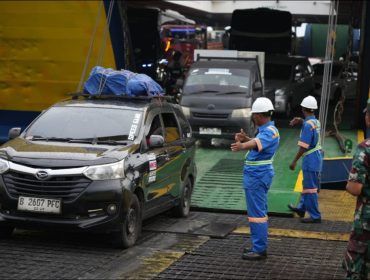 Kendaraan pemudik turun dari kapal penyeberangan (dok/asdp)