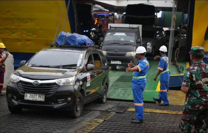 
 Kendaraan pemudik turun dari kapal penyeberangan (dok/asdp)