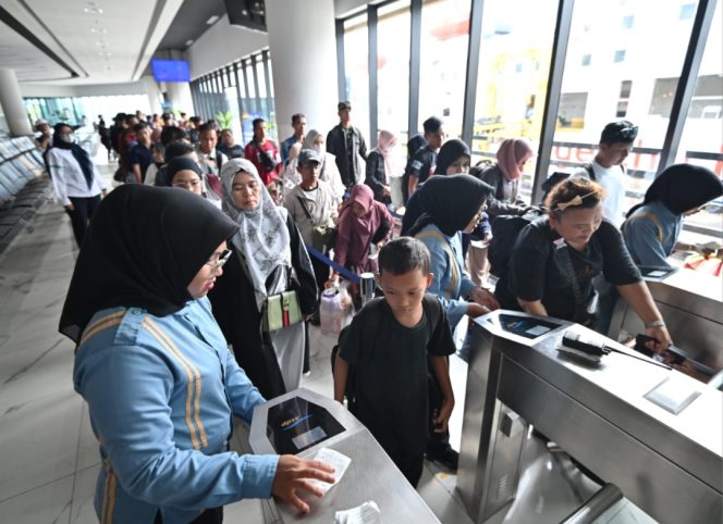 
 Layanan penumpang di Pelabuhan Penyeberangan