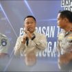 Dirjen Hubdat (tengah) bersama Dirut Jasa Raharja dan perwakilan Korlantas