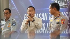 Dirjen Hubdat (tengah) bersama Dirut Jasa Raharja dan perwakilan Korlantas