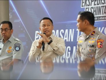 Dirjen Hubdat (tengah) bersama Dirut Jasa Raharja dan perwakilan Korlantas