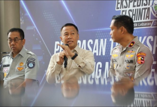 
 Dirjen Hubdat (tengah) bersama Dirut Jasa Raharja dan perwakilan Korlantas