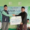 Penyerahan simbolis samtunan pada Anak Yatim dari ASDP