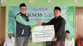 Penyerahan simbolis samtunan pada Anak Yatim dari ASDP