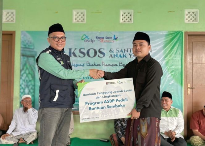 
 Penyerahan simbolis samtunan pada Anak Yatim dari ASDP