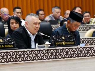 Menhub Dudy di Gedung DPR