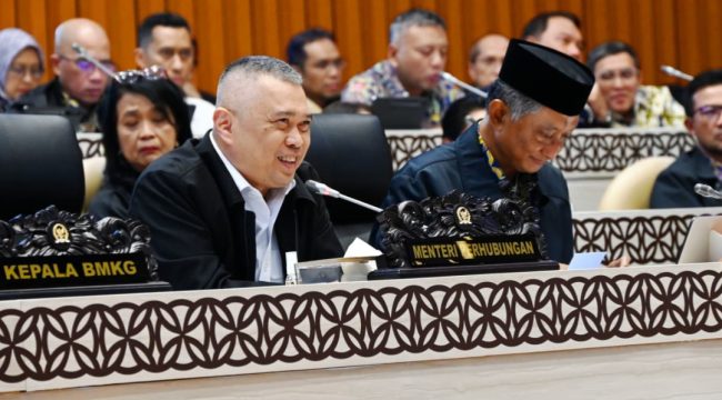 Menhub Dudy di Gedung DPR