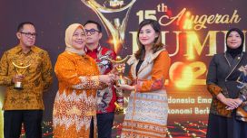 Sekper PTP Nonpetikemas saat menerima penghargaan BUMN Track