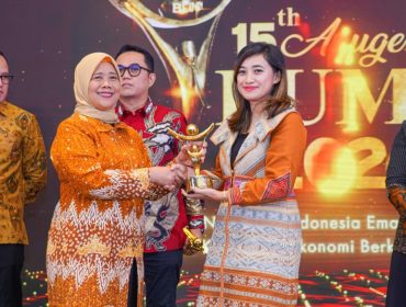 Sekper PTP Nonpetikemas saat menerima penghargaan BUMN Track