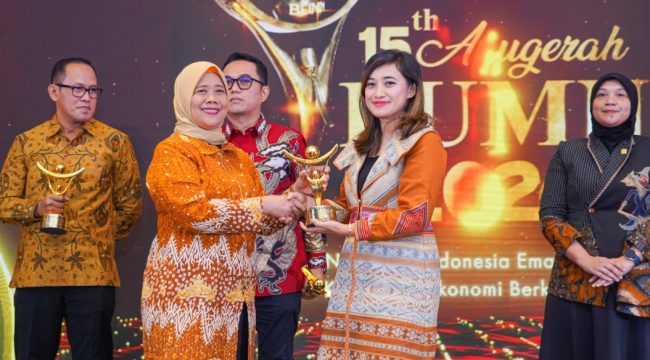 Sekper PTP Nonpetikemas saat menerima penghargaan BUMN Track