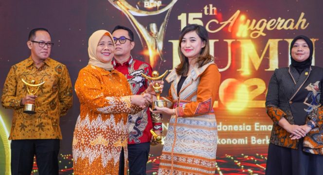 
 Sekper PTP Nonpetikemas saat menerima penghargaan BUMN Track