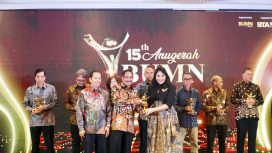 Dirut HIN saat menerima penghargaan Anugerah BUMN