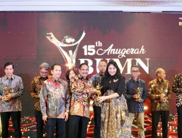 Dirut HIN saat menerima penghargaan Anugerah BUMN 