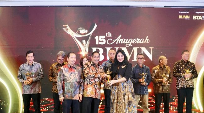 Dirut HIN saat menerima penghargaan Anugerah BUMN 