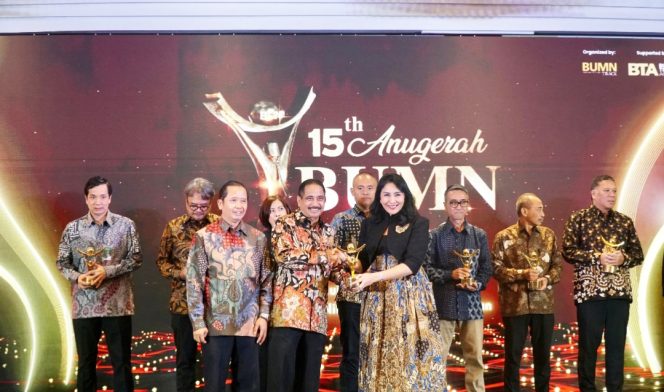 
 Dirut HIN saat menerima penghargaan Anugerah BUMN 