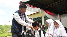 Penyerahan bantuan perlengkapan sekolah dari PELNI secara simbolis di Maluku