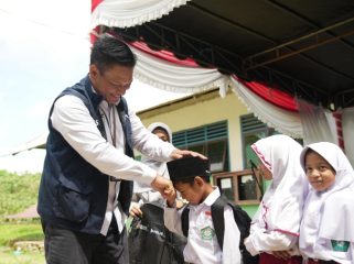 Penyerahan bantuan perlengkapan sekolah dari PELNI secara simbolis di Maluku